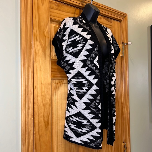 NEW Kirra Black & White Aztec Print Short Sleeve Open Front Cardigan Sweater - Picture 2 of 6